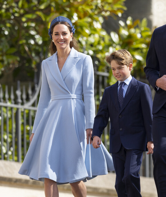 Catherine (Kate) Middleton, duchesse de Cambridge, et le prince George de Cambridge, arrivent à la chapelle Saint-Georges de Windsor pour assister à la messe de Pâques, le 17 avril 2022. 
