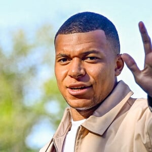 Kylian Mbappé - Les joueurs de l'équipe de France de football arrivent au Centre National du Football (CNF) de Clairefontaine-en-Yvelines, France, le 9 octobre 2023. © Federico Pestellini/Panoramic/Bestimage