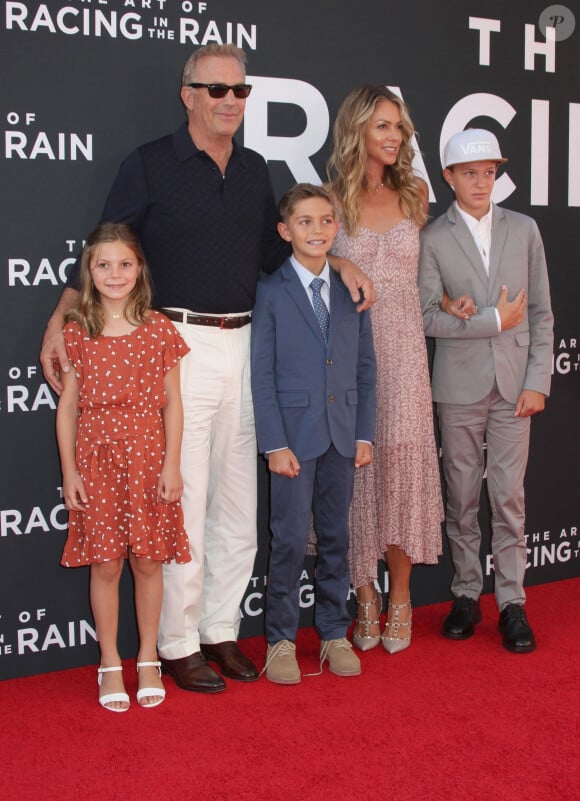 En mai 2023, la presse a annoncé sa séparation avec Christine Baumgartner après 18 ans de vie commune et trois beaux enfants !
Kevin Costner, Christine Baumgartner - Les célébrités assistent à la première de "The Art of Racing in the rain" à Hollywood, le 1er août 2019. 