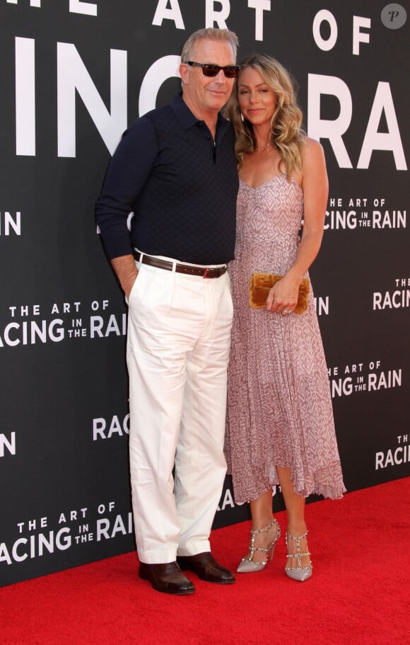 Kevin Costner et Christine Baumgartner assistent à la première de "The Art of Racing in the rain" à Hollywood, le 1er août 2019. 