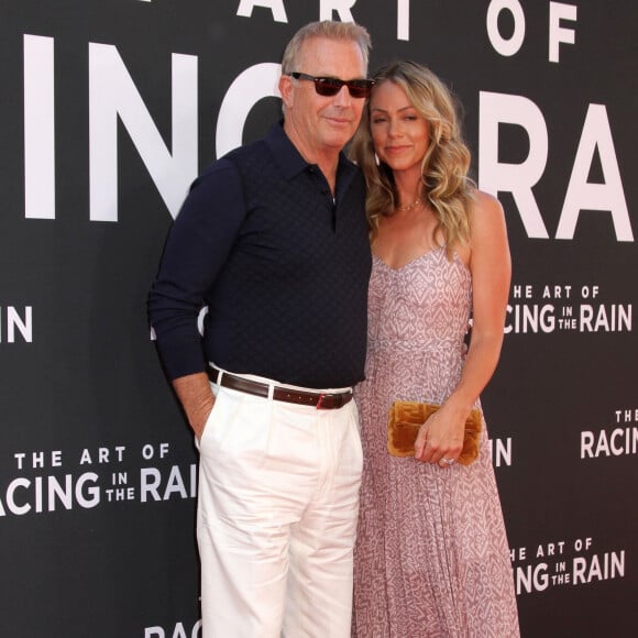 Kevin Costner et Christine Baumgartner assistent à la première de "The Art of Racing in the rain" à Hollywood, le 1er août 2019. 