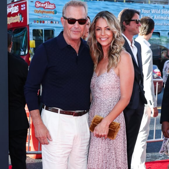 Kevin Costner, Christine Baumgartner assistent à la première de "The Art of racing in the rain" à Los Angeles, le 1er août 2019. 