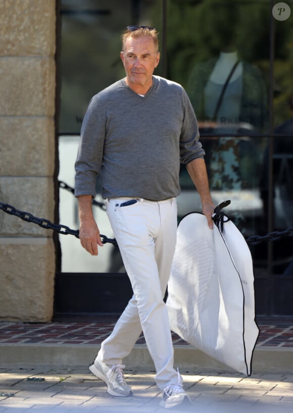 EXCLUSIF Los Angeles, CA - Kevin Costner - L'acteur de 'Yellowstone' avait l'air de bonne humeur alors qu'il faisait le plein de cadeaux chez Jenni Kayne à Montecito.
