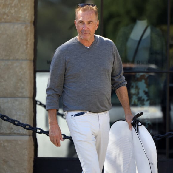 EXCLUSIF Los Angeles, CA - Kevin Costner - L'acteur de 'Yellowstone' avait l'air de bonne humeur alors qu'il faisait le plein de cadeaux chez Jenni Kayne à Montecito.