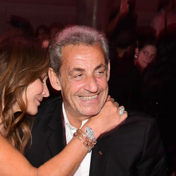 Carla Bruni-Sarkozy et son mari Nicolas Sarkozy - 19ème "Diner de la Mode" au bénéfice de Sidaction au Pavillon Cambon Capucines dans le cadre de la Fashion Week de Paris, France. Le 7 juillet 2022. © Rachid Bellak / Bestimage