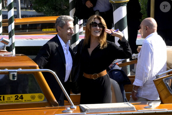 L'ancien président français Nicolas Sarkozy et sa femme Carla Bruni-Sarkozy arrivent à l'aéroport de Venise-Marco Polo et prennent un bateau-taxi lors du 80ème festival international du film de Venise, La Mostra, à Venise, Italie, le 2 septembre 2023. © Action Press/Bestimage 