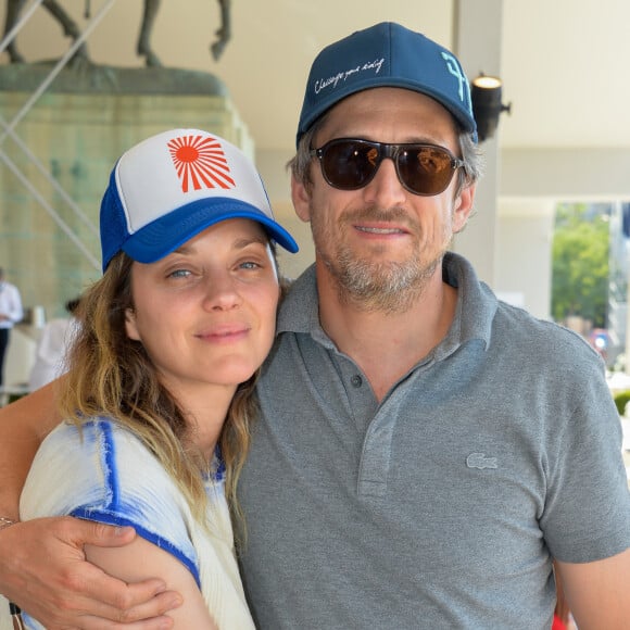 Exclusif - Marion Cotillard et son compagnon Guillaume Canet dans la tente VIP lors du Longines Paris Eiffel Jumping au Champ de Mars à Paris, le samedi 6 juillet 2019. © Veeren Ramsamy/Bestimage