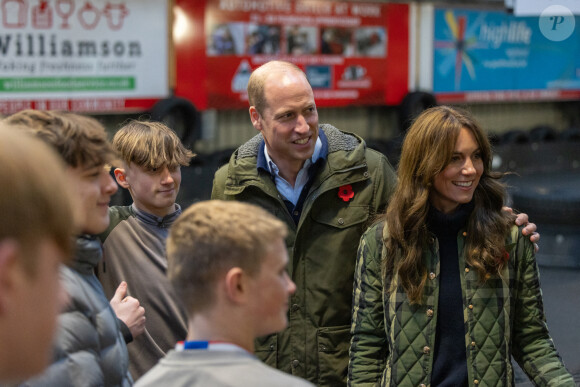 Et elle a retrouvé sa complicité avec le prince William. 
Le prince William, prince de Galles, et Catherine (Kate) Middleton, princesse de Galles, visitent Outfit Moray, une organisation caritative primée à Moray (Ecosse), le 2 novembre 2023. 