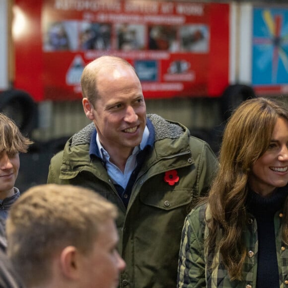 Et elle a retrouvé sa complicité avec le prince William. 
Le prince William, prince de Galles, et Catherine (Kate) Middleton, princesse de Galles, visitent Outfit Moray, une organisation caritative primée à Moray (Ecosse), le 2 novembre 2023. 