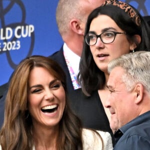 Catherine (Kate) Middleton, princesse de Galles, parle avec un jeune fan à la mi-temps du quart de finale Angleterre-Fidji, coupe du monde de rugby 2023, au Stade Vélodrome à Marseille le 15 octobre 2023. © Bruno Bebert / Bestimage 