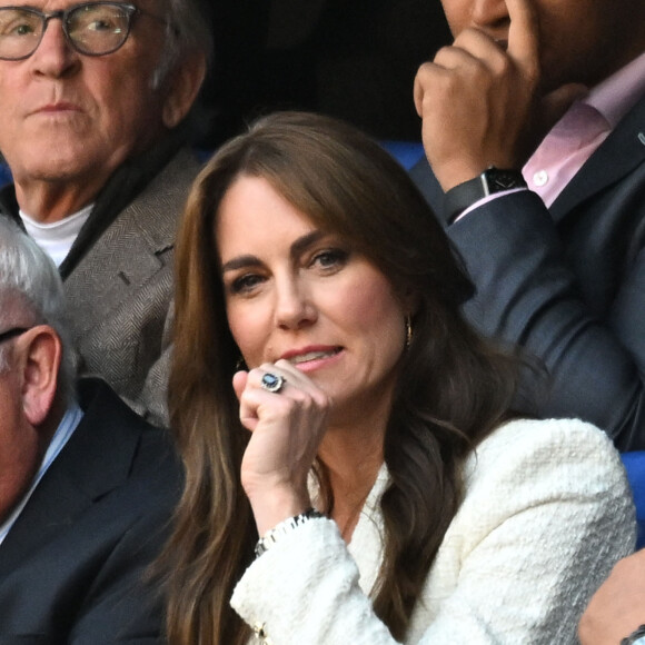 Catherine (Kate) Middleton, princesse de Galles, assiste au quart de finale Angleterre-Fidji, coupe du monde de rugby 2023, au Stade Vélodrome à Marseille le 15 octobre 2023. À ses côtés Rob Briers et Bill Beaumont. © Bruno Bebert / Bestimage 