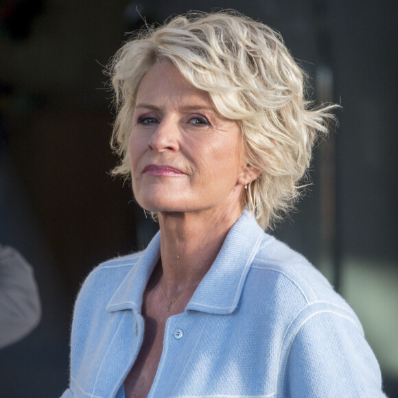 Après des années de succès, Sophie Davant a annoncé une grande nouvelle : elle quitte "Affaire conclue".
Sophie Davant sur le tournage de l'émission "Affaire conclue" aux Puces du Canal à Villeurbanne. © Sandrine Thesillat / Panoramic / Bestimage