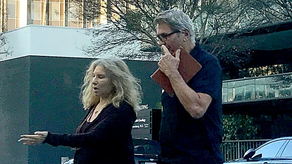 Barbra Streisand en couple avec un sportif très connu de 28 ans de moins : il se cachait dans un coffre pour la rejoindre