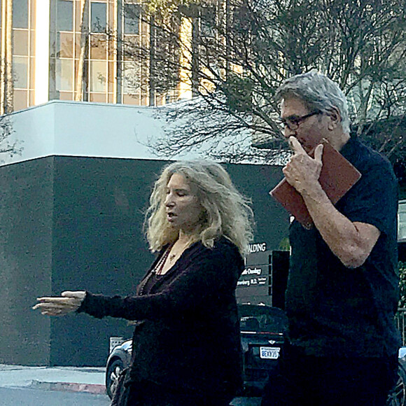 Exclusif - Barbra Streisand et son mari James Brolin traversent une rue main dans la main à Beverly Hills le 12 mars 2019.