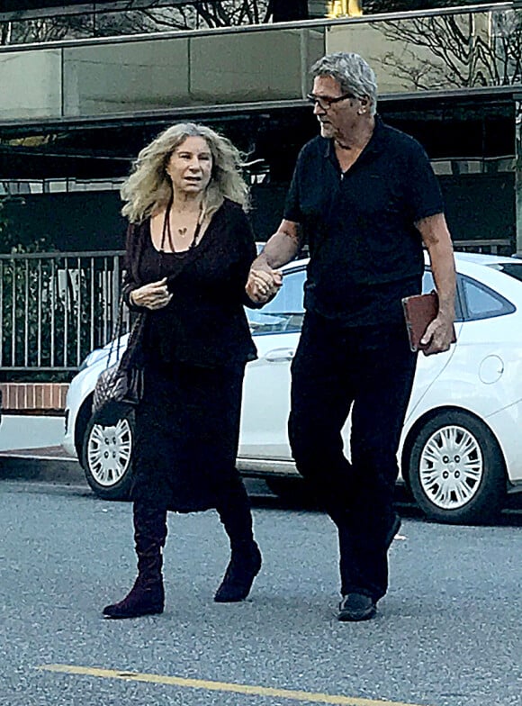 Exclusif - Barbra Streisand et son mari James Brolin traversent une rue main dans la main à Beverly Hills le 12 mars 2019.