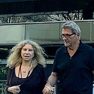 Exclusif - Barbra Streisand et son mari James Brolin traversent une rue main dans la main à Beverly Hills le 12 mars 2019.