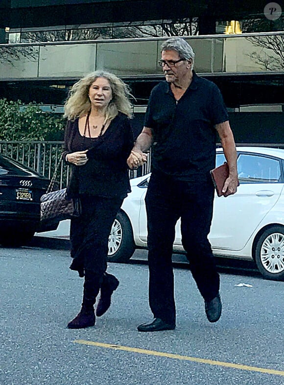 Exclusif - Barbra Streisand et son mari James Brolin traversent une rue main dans la main à Beverly Hills le 12 mars 2019.