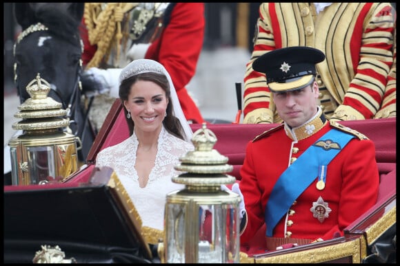 Sortie en calèche de Kate Middleton et du prince William le jour de leur mariage à Londres, le 29 avril 2011
