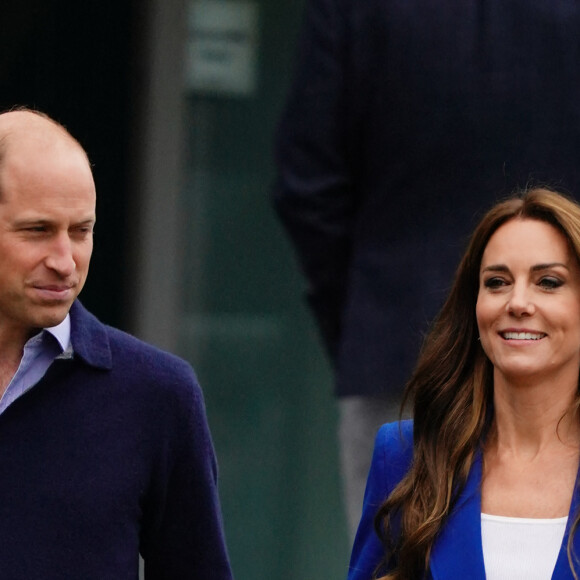 Le prince William, prince de Galles, et Catherine (Kate) Middleton, princesse de Galles, au centre sportif national de Bisham Abbey à Marlow, à l'occasion de la Journée mondiale de la Santé mentale, le 12 octobre 2023. Catherine (Kate) Middleton, princesse de Galles, porte des pansements sur deux doigts de sa main droite. Catherine (Kate) Middleton, princesse de Galles, porte des pansements sur deux doigts de sa main droite. 
