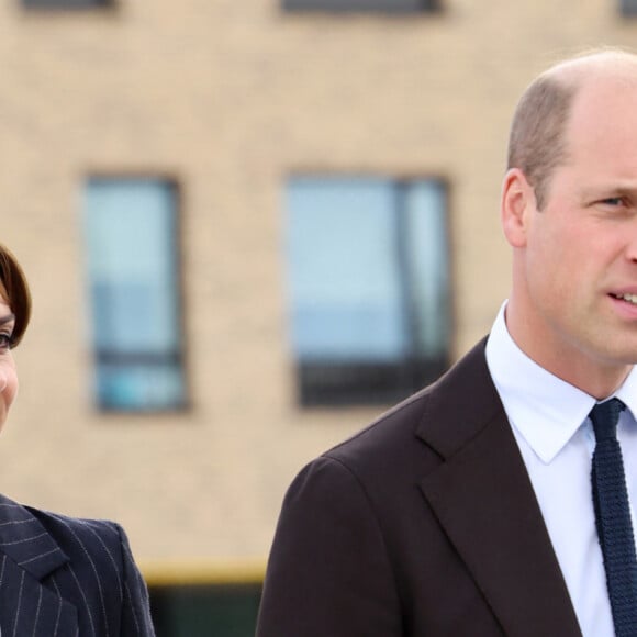 Le prince William, prince de Galles, et Catherine (Kate) Middleton, princesse de Galles, lors d'une visite au lycée Fitzalan de Cardiff, le 3 octobre 2023. Le couple princier est venu pour en apprendre davantage sur les cours professionnels proposés par l'école. 