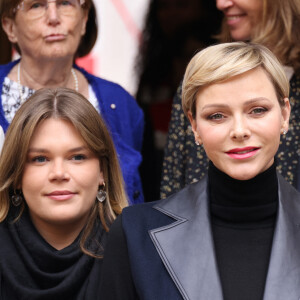 Le couple multiplie les apparitions dans le cadre de la fête nationale
Le prince Albert II de Monaco, la princesse Charlène de Monaco et Camille Gottlieb assistent à la distribution des cadeaux dans le cadre de la fête nationale monégasque qui aura lieu le 19 novembre, au siège de la Croix Rouge monégasque à Monaco, le 16 novembre 2023. © Jean-Charles Vinaj/Pool Monaco/Bestimage 