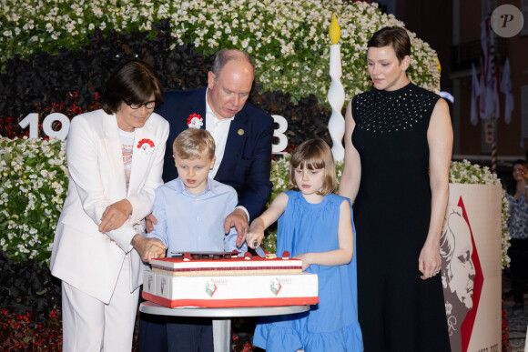 La princesse Stéphanie de Monaco, le prince Albert II, la princesse Charlene, Le prince Jacques de Monaco, marquis des Baux, La princesse Gabriella de Monaco, comtesse de Carladès - La famille princière de Monaco partage le gâteau d'anniversaire dans le cadre des commémorations du centenaire du prince Rainier III le 31 mai 2023.