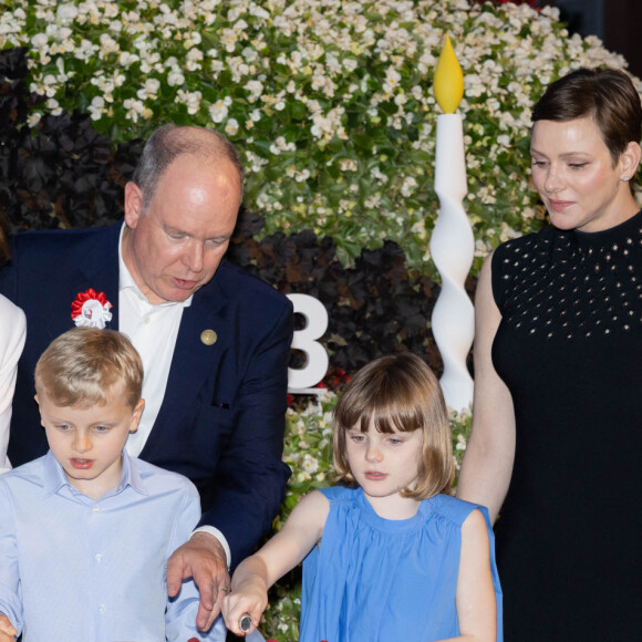 La princesse Stéphanie de Monaco, le prince Albert II, la princesse Charlene, Le prince Jacques de Monaco, marquis des Baux, La princesse Gabriella de Monaco, comtesse de Carladès - La famille princière de Monaco partage le gâteau d'anniversaire dans le cadre des commémorations du centenaire du prince Rainier III le 31 mai 2023.