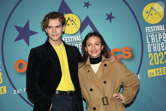 Louis Albi, Enola Cox - Photocall lors de la 26ème édition du festival international du film de comédie de l'Alpe d'Huez le 19 janvier 2023. © Dominique Jacovides / Bestimage 