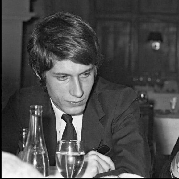 Séparés mais toujours mariés, les deux chanteurs ont toujours gardé le contact
Archives - Jacques Dutronc dîne avec Françoise Hardy après un de ses concerts en 1966.
