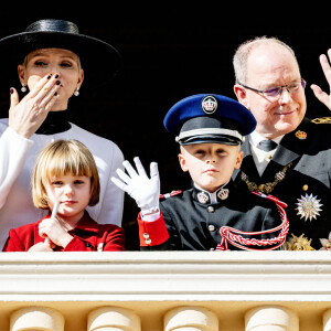 Le prince Albert II de Monaco, la princesse Charlène de Monaco, le prince Jacques de Monaco, marquis des Baux, la princesse Gabriella de Monaco, comtesse de Carladès - La famille princière au balcon du palais lors de la Fête Nationale de la principauté de Monaco