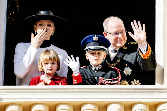 Le prince Albert II de Monaco, la princesse Charlène de Monaco, le prince Jacques de Monaco, marquis des Baux, la princesse Gabriella de Monaco, comtesse de Carladès - La famille princière au balcon du palais lors de la Fête Nationale de la principauté de Monaco