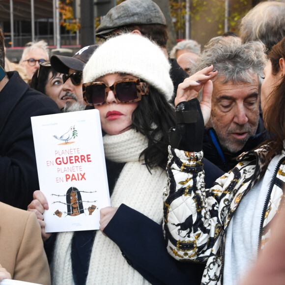 Ariane Ascaride, Isabelle Adjani - Les célébrités participent à la marche silencieuse pour la paix au Proche-Orient, entre l'Institut du monde arabe et le musée d'art et d'histoire du judaïsme à Paris, le 19 novembre 2023. A l'appel d'un collectif de 600 personnalités du monde de la culture, plusieurs milliers de personnes ont rejoint le cortège. © Lionel Urman / Bestimage