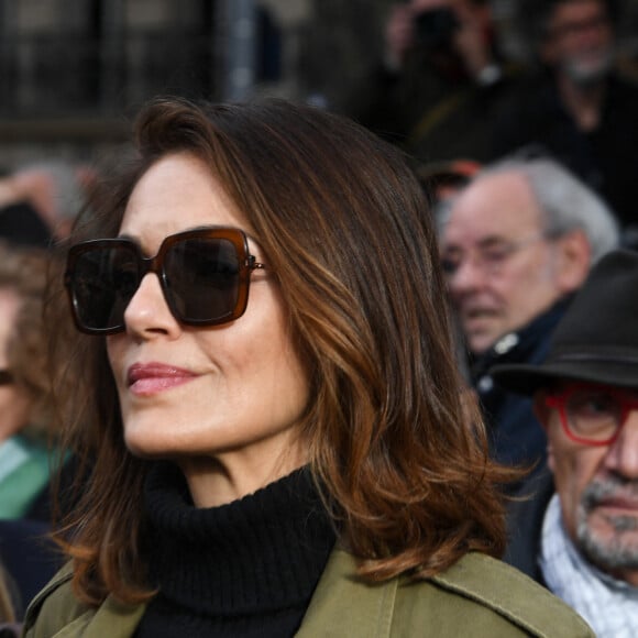 Nadia Farès - Les célébrités participent à la marche silencieuse pour la paix au Proche-Orient, entre l'Institut du monde arabe et le musée d'art et d'histoire du judaïsme à Paris, le 19 novembre 2023. A l'appel d'un collectif de 600 personnalités du monde de la culture, plusieurs milliers de personnes ont rejoint le cortège. © Lionel Urman / Bestimage