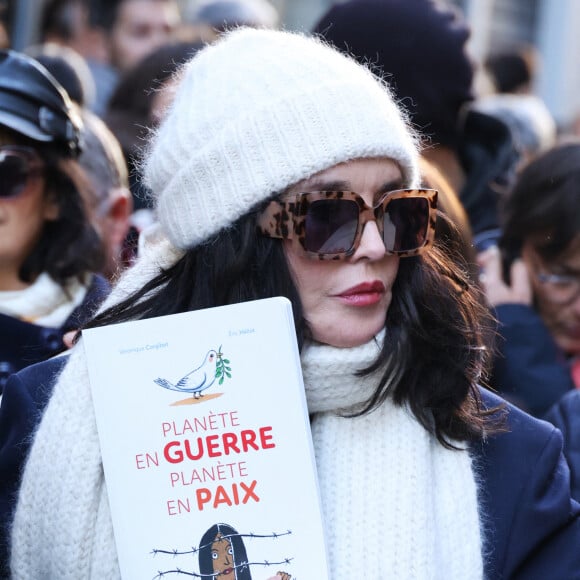 Isabelle Adjani - Les célébrités participent à la marche silencieuse pour la paix au Proche-Orient, entre l'Institut du monde arabe et le musée d'art et d'histoire du judaïsme à Paris, le 19 novembre 2023. A l'appel d'un collectif de 600 personnalités du monde de la culture, plusieurs milliers de personnes ont rejoint le cortège. © Denis Guignebourg / Bestimage