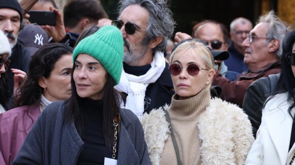 PHOTOS Emmanuelle Béart serrant fort la main son mari, Julie Gayet visage sombre... : les stars à la marche silencieuse à Paris