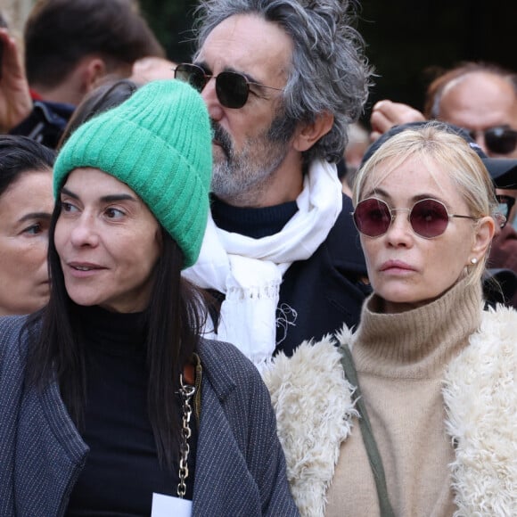 Emmanuelle Béart a répondu à l'appel initié par la comédienne Lubna Azabal, participant à la marche silencieuse pour la paix au Proche-Orient
Lubna Azabal, Emmanuelle Béart et Yamina Benguigui - Les célébrités participent à la marche silencieuse pour la paix au Proche-Orient, entre l'Institut du monde arabe et le musée d'art et d'histoire du judaïsme à Paris
A l'appel d'un collectif de 600 personnalités du monde de la culture, plusieurs milliers de personnes ont rejoint le cortège. © Denis Guignebourg / Bestimage