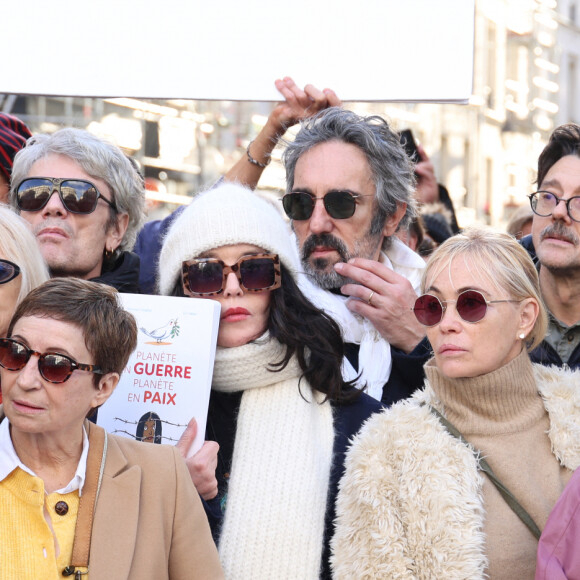 Lubna Azabal, Laure Adler, Ariane Ascaride, Isabelle Adjani, Emmanuelle Béart - Les célébrités participent à la marche silencieuse pour la paix au Proche-Orient, entre l'Institut du monde arabe et le musée d'art et d'histoire du judaïsme à Paris, le 19 novembre 2023. A l'appel d'un collectif de 600 personnalités du monde de la culture, plusieurs milliers de personnes ont rejoint le cortège. © Denis Guignebourg / Bestimage