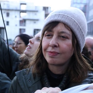 Tout comme Valérie Bonneton
Valérie Bonneton - Les célébrités participent à la marche silencieuse pour la paix au Proche-Orient, entre l'Institut du monde arabe et le musée d'art et d'histoire du judaïsme à Paris, le 19 novembre 2023. A l'appel d'un collectif de 600 personnalités du monde de la culture, plusieurs milliers de personnes ont rejoint le cortège. © Denis Guignebourg / Bestimage