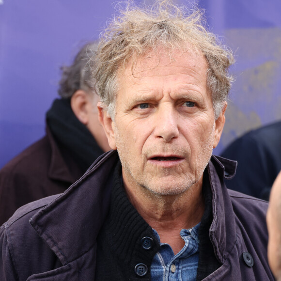 Charles Berling - Les célébrités participent à la marche silencieuse pour la paix au Proche-Orient, entre l'Institut du monde arabe et le musée d'art et d'histoire du judaïsme à Paris, le 19 novembre 2023. A l'appel d'un collectif de 600 personnalités du monde de la culture, plusieurs milliers de personnes ont rejoint le cortège. © Denis Guignebourg / Bestimage