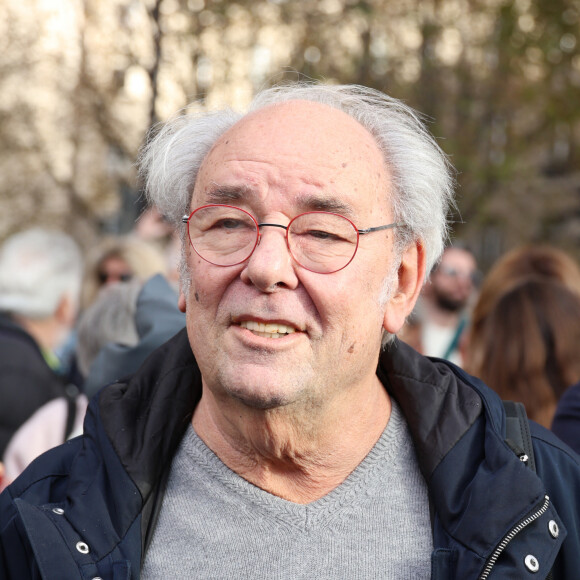 Maxime Le Forestier - Les célébrités participent à la marche silencieuse pour la paix au Proche-Orient, entre l'Institut du monde arabe et le musée d'art et d'histoire du judaïsme à Paris, le 19 novembre 2023. A l'appel d'un collectif de 600 personnalités du monde de la culture, plusieurs milliers de personnes ont rejoint le cortège. © Denis Guignebourg / Bestimage