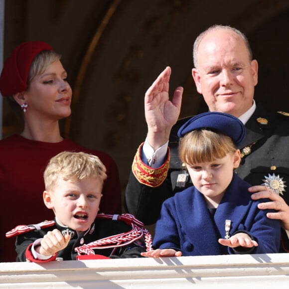 Et tout en souhaitant une belle journée au Monégasque, elle a émis le voeu d'être acceptée un jour 
La princesse Charlene et le prince Albert II de Monaco, leurs enfants le prince Jacques et la princesse Gabriella - La famille princière de Monaco au balcon du palais, à l'occasion de la Fête Nationale de Monaco. Le 19 novembre 2023 © Claudia Albuquerque / Bestimage 