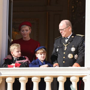 La princesse Charlene et le prince Albert II de Monaco, leurs enfants le prince Jacques et la princesse Gabriella - La famille princière de Monaco au balcon du palais, à l'occasion de la Fête Nationale de Monaco. Le 19 novembre 2023 © Claudia Albuquerque / Bestimage 