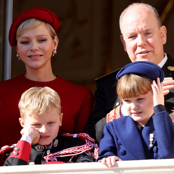 Le prince Albert II et la princesse Charlene de Monaco, et leurs enfants le prince Jacques et la princesse Gabriella - La famille princière de Monaco au balcon du palais, à l'occasion de la Fête Nationale de Monaco. Le 19 novembre 2023 © Dominique Jacovides-Bruno Bebert / Bestimage 