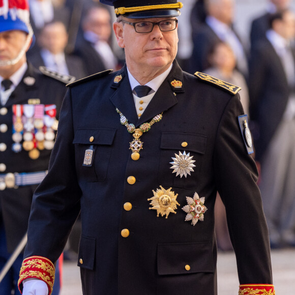 Le prince Albert II de Monaco - La famille princière monégasque dans la cour d'honneur du palais lors de la la fête nationale à Monaco, le 19 novembre 2023. La famille princière monégasque assiste à la prise d'armes, puis à la cérémonie de remise des médailles et à un défilé militaire sur la place du palais princier. © Olivier Huitel / Pool Monaco / Bestimage 