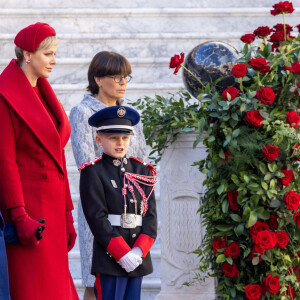 La princesse Gabriella, la princesse Charlene, le prince Jacques et le prince Albert II de Monaco, la princesse Stéphanie de Monaco - La famille princière monégasque dans la cour d'honneur du palais lors de la la fête nationale à Monaco, le 19 novembre 2023. La famille princière monégasque assiste à la prise d'armes, puis à la cérémonie de remise des médailles et à un défilé militaire sur la place du palais princier. © Olivier Huitel / Pool Monaco / Bestimage 