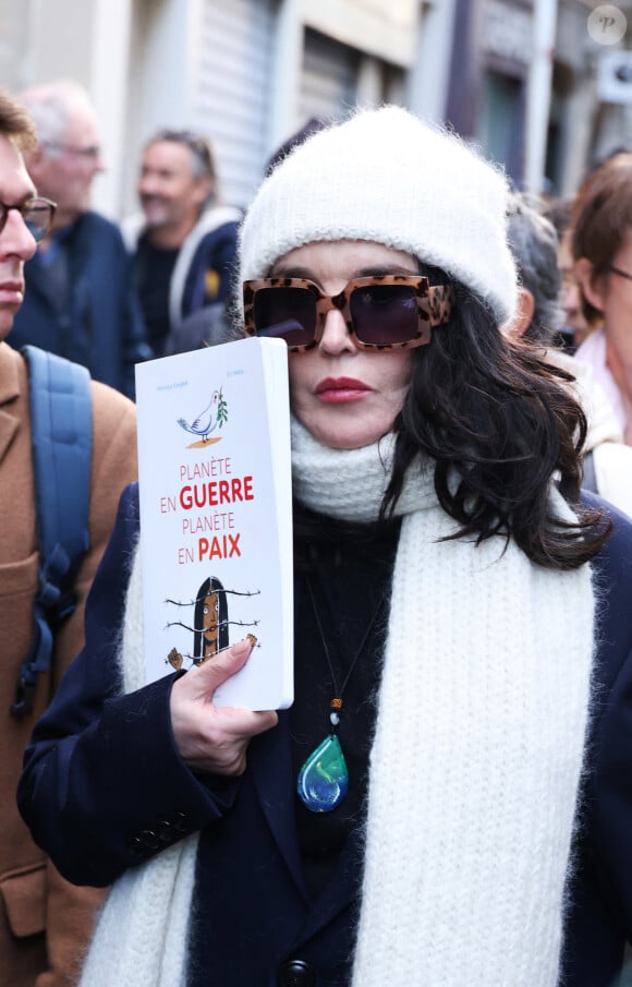 Isabelle Adjani - Les célébrités participent à la marche silencieuse pour la paix au Proche-Orient, entre l'Institut du monde arabe et le musée d'art et d'histoire du judaïsme à Paris, le 19 novembre 2023. © Denis Guignebourg / Bestimage 