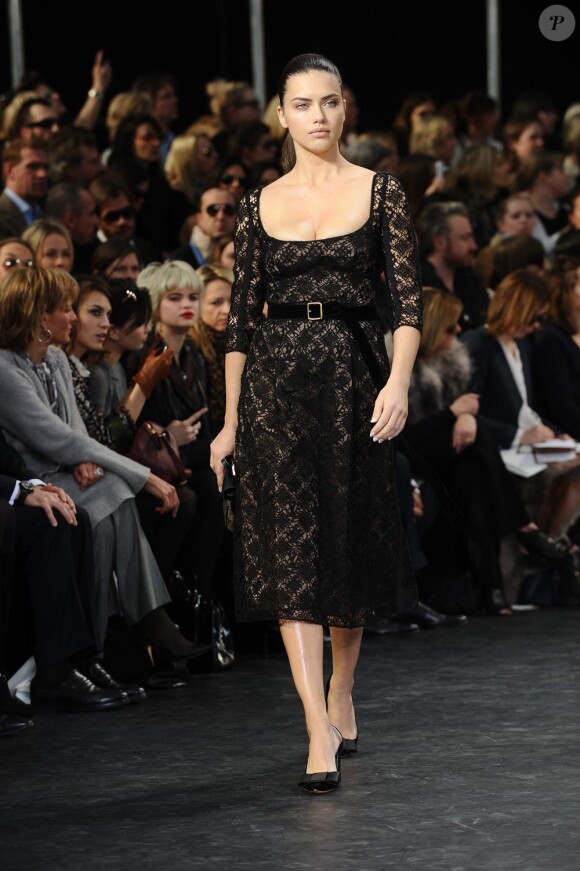 Adriana Lima au défilé Louis Vuitton le 10 mars à Paris