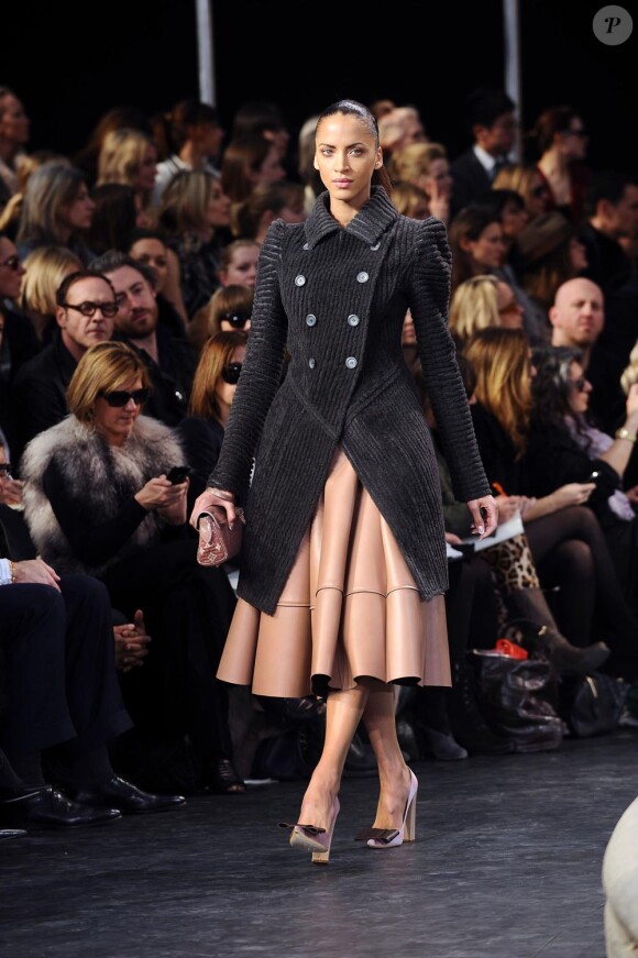 Noémie Lenoir au défilé Louis Vuitton le 10 mars à Paris