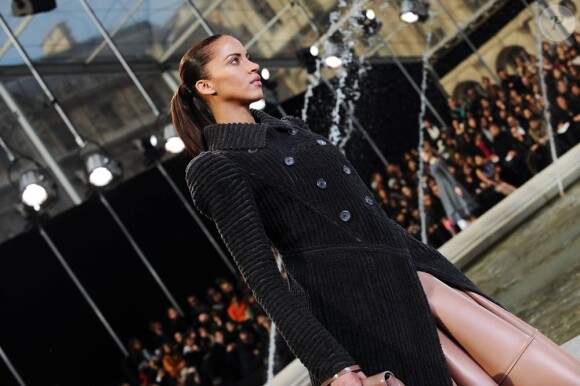 Noémie Lenoir au défilé Louis Vuitton le 10 mars à Paris