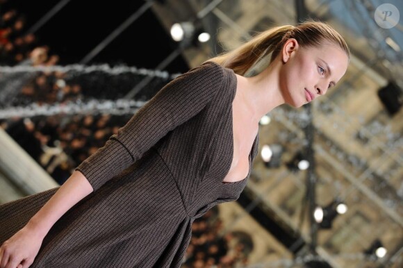 Karolina Kurkova au défilé Louis Vuitton le 10 mars à Paris